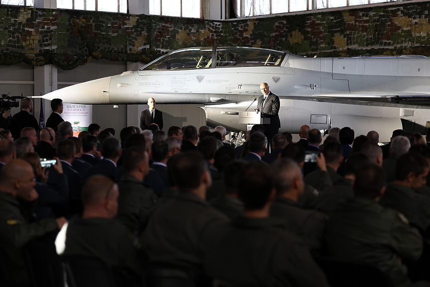 Посрещнаха тържествено първия F-16 - 