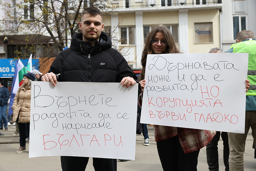 ДЕНЯТ В НЯКОЛКО РЕДА: Протести и изненадваща поява на Доган