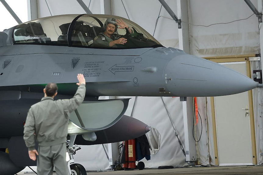 ДЕНЯТ В НЯКОЛКО РЕДА: F-16 каца, Мъск отлита