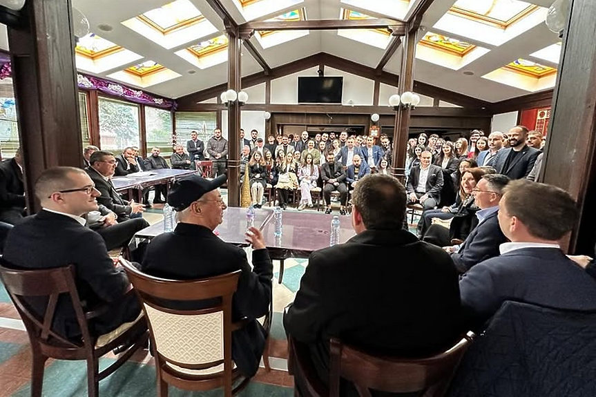 Доган и активисти изненадващо влязоха в Боянския сарай - МВР ги гони