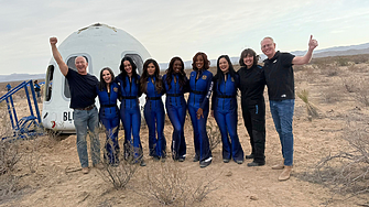 Безос изстреля годеницата си в Космоса, тя се върна