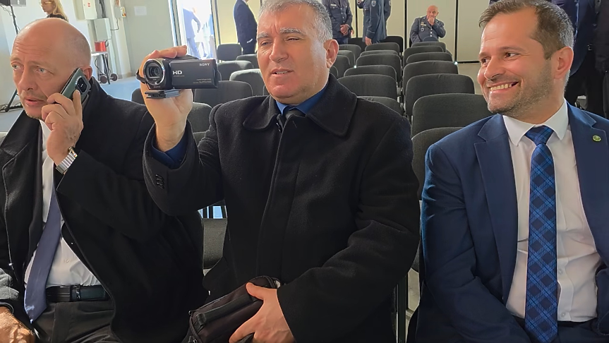 Депутати от „Възраждане“ снимат F-16 Block 70 като руски туристи