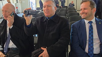 Депутати от „Възраждане“ снимат F-16 Block 70 като руски туристи