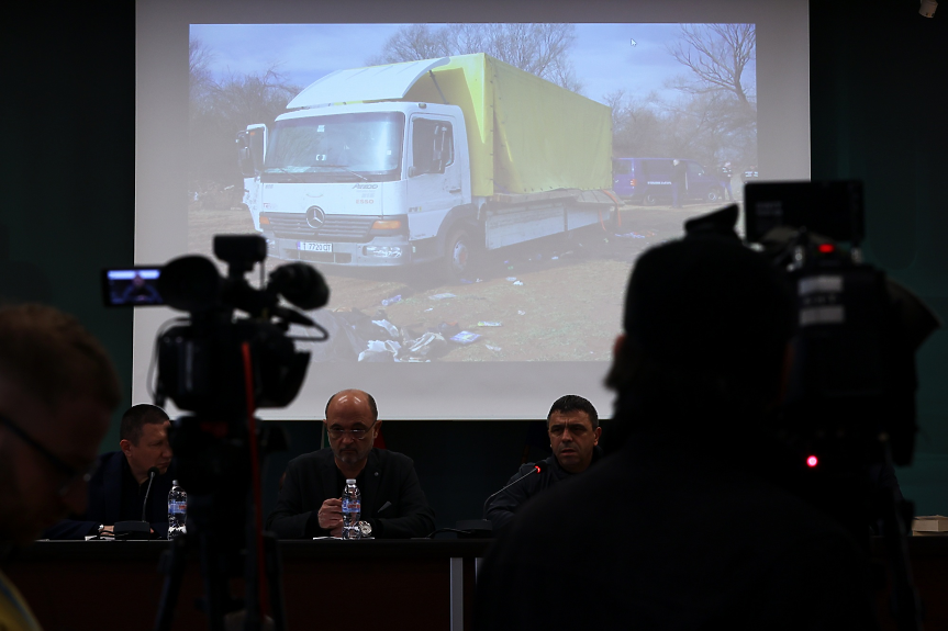 Бивш полицай и тарторът от Бургас отиват на съд за камиона-ковчег, убил 18 афганистанци