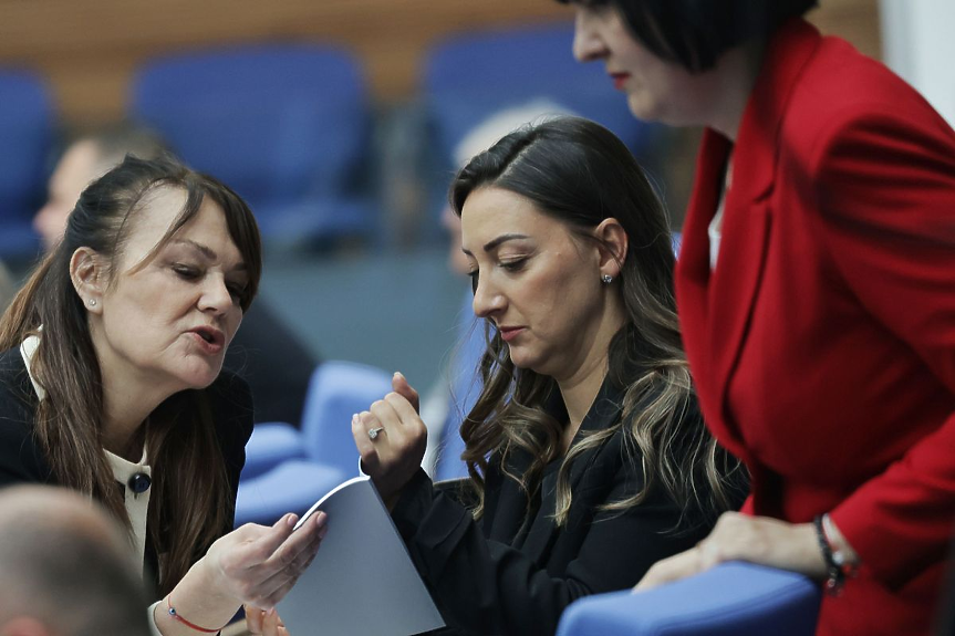 Депутатка иска да кърми бебето си в парламента - Киселова готова с предложение