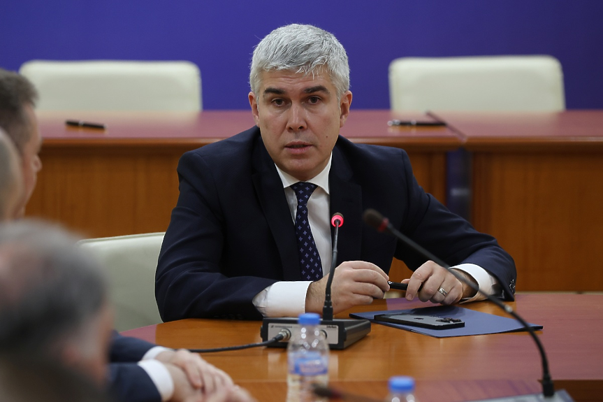 Под опеката на Борисов и Пеевски: Владимир Малинов отказва да подаде оставка