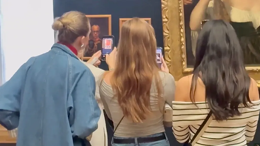 Веселяци лепнаха Тръмп и Мерц до Мона Лиза в Лувъра (ВИДЕО)