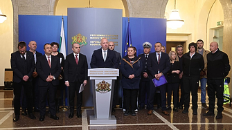 Хваща ли се някой на жалкия кризисен пиар на властта?