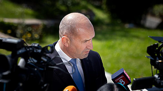 Липсващ асфалт, кюлчета, чували с пари... Радев напомни за корупцията около Борисов