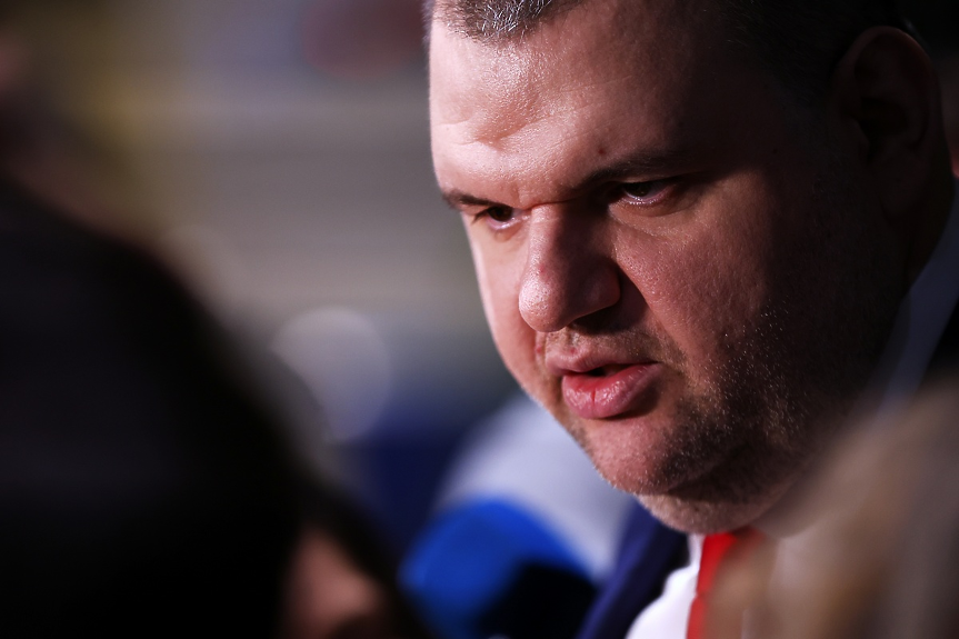 Правителството не може да падне, аз ще го подкрепям, обяви Пеевски 