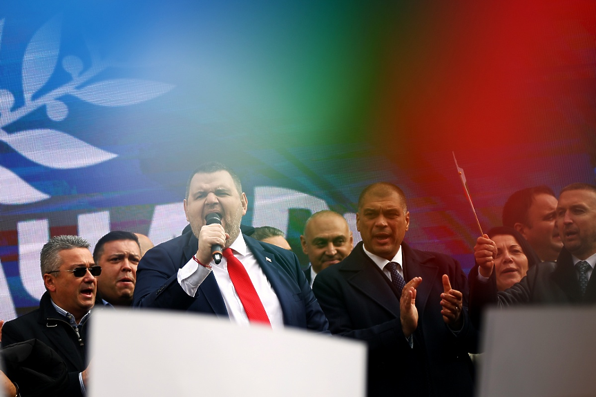 Когато Пеевски се кълне, че пази държавата, е прав - пази собствената си олигархична държава, не мен и вас