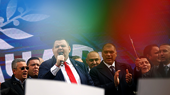 Когато Пеевски се кълне, че пази държавата, е прав - пази собствената си олигархична държава, не мен и вас