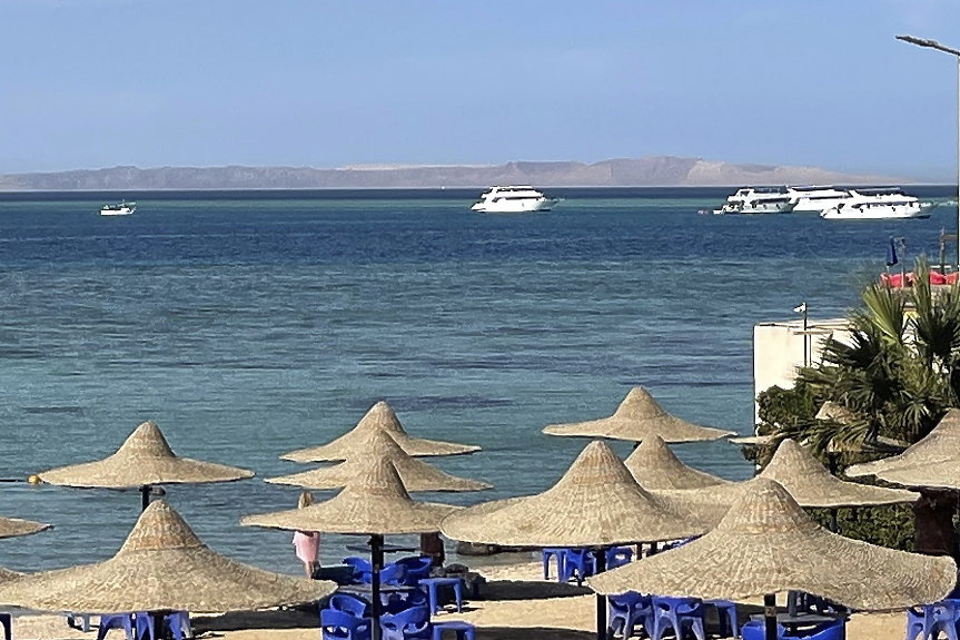 Поне шестима загинали при потъване на туристическа подводница край Египет