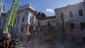 Русия отново атакува Суми - ден след нападението, при което загинаха най-малко 35 души