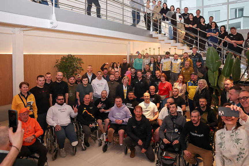 Принц Хари се появи в Украйна - видя се с ранени войници и цивилни в болница в Лвов