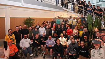 Принц Хари се появи в Украйна - видя се с ранени войници и цивилни в болница в Лвов