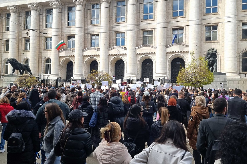 Протест в защита на животните събра граждани пред Съдебната палата в София