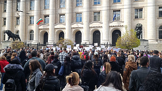 Протест в защита на животните събра граждани пред Съдебната палата в София