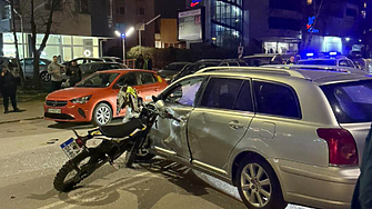 14-годишен е със счупени крайници след тежка катастрофа в 