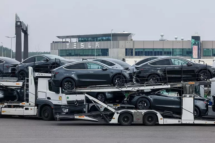 Съмнителен пожар унищожи магазин на “Тесла“ край Рим