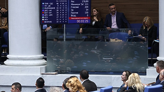 Вотът не мина. Делян Пеевски плътно зад кабинета: 