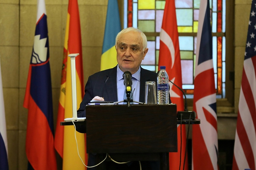 Среща на „коалиция на желаещите“ в НАТО. Нашият министър пропуска