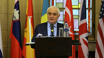 Среща на „коалиция на желаещите“ в НАТО. Нашият министър пропуска