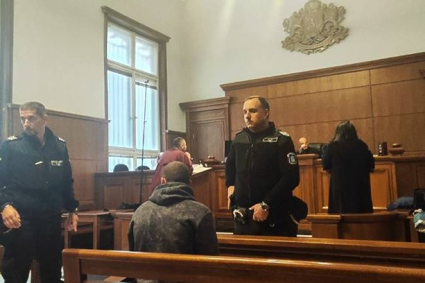 На първа инстанция: 5 г. за мъжа, който наряза жена си с макетен нож, а тя молеше да го пуснат