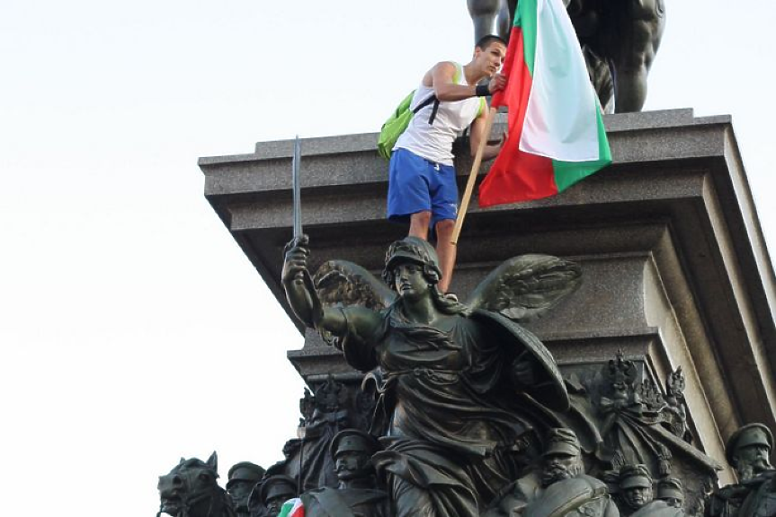 Пеевски си има правителство. А вие - спите ли?