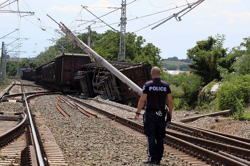 Шофьор, каращ камион на 2 промила, удари влак и оцеля
