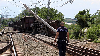 Шофьор, каращ камион на 2 промила, удари влак и оцеля