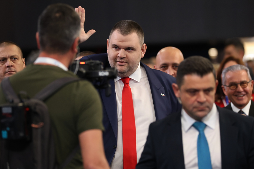 Казусът с (не)изключването на Пеевски от ДПС се отлага с още един месец