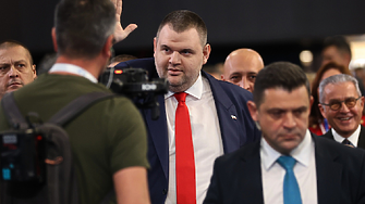 Казусът с (не)изключването на Пеевски от ДПС се отлага с още един месец