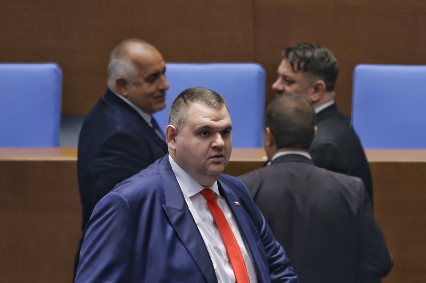 Новата ситуация: ДПС-Доган вече подкрепя вота на недоверие, Пеевски и ПП-ДБ – не