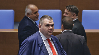 Новата ситуация: ДПС-Доган вече подкрепя вота на недоверие, Пеевски и ПП-ДБ – не