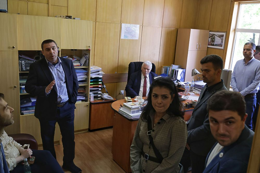 С криене по стаите, полиция и без мотиви: все пак махнаха Стоян Братоев