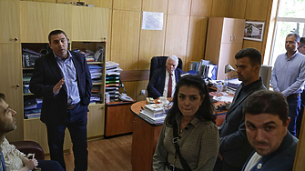 С криене по стаите, полиция и без мотиви: все пак махнаха Стоян Братоев