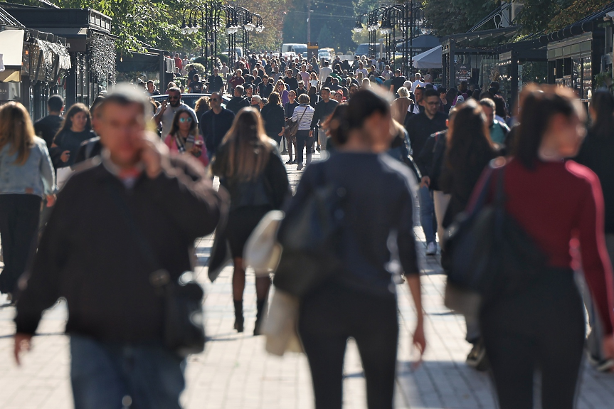 Населението на България продължава да се топи