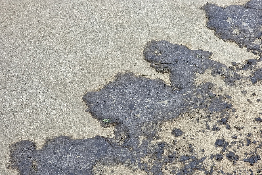 Нефтени петна изплуват на плажа в Поморие