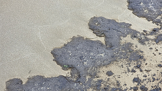 Нефтени петна изплуват на плажа в Поморие