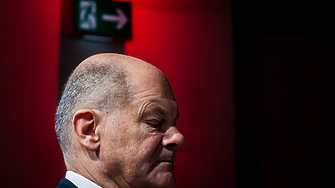 Шолц напуска с 