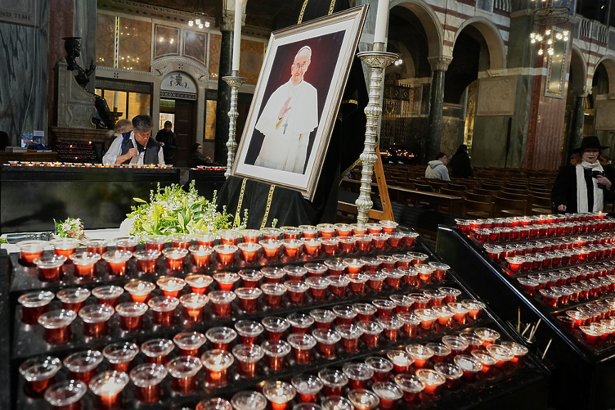 ДЕНЯТ В НЯКОЛКО РЕДА: Скромният папа пое по небесния си път