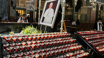 ДЕНЯТ В НЯКОЛКО РЕДА: Скромният папа пое по небесния си път