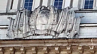 Как антична Сердика запази сърпа и чука на фасадата на парламента