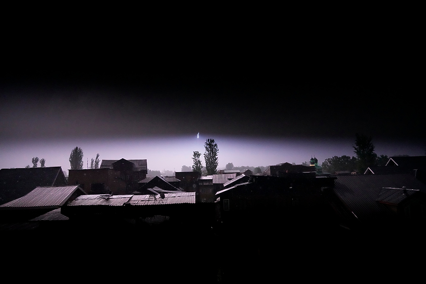 Какво блещука в небето? И опасно ли е