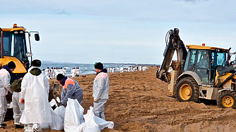 Нефтено петно в Черно море заплашва туристическия сезон в Русия