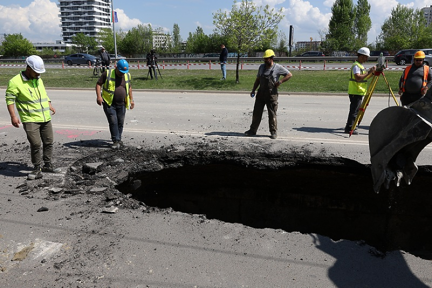 Пропадна част от локалното платно на бул. “Цариградско шосе“ при копаенето за метрото