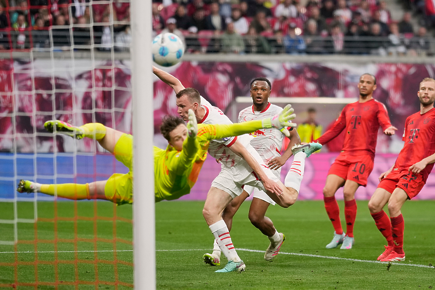 Гол в последната секунда запази интригата за титлата в Бундеслигата