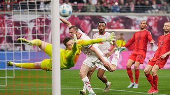 Гол в последната секунда запази интригата за титлата в Бундеслигата