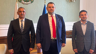 Още един „независим“ кмет се снима с Пеевски